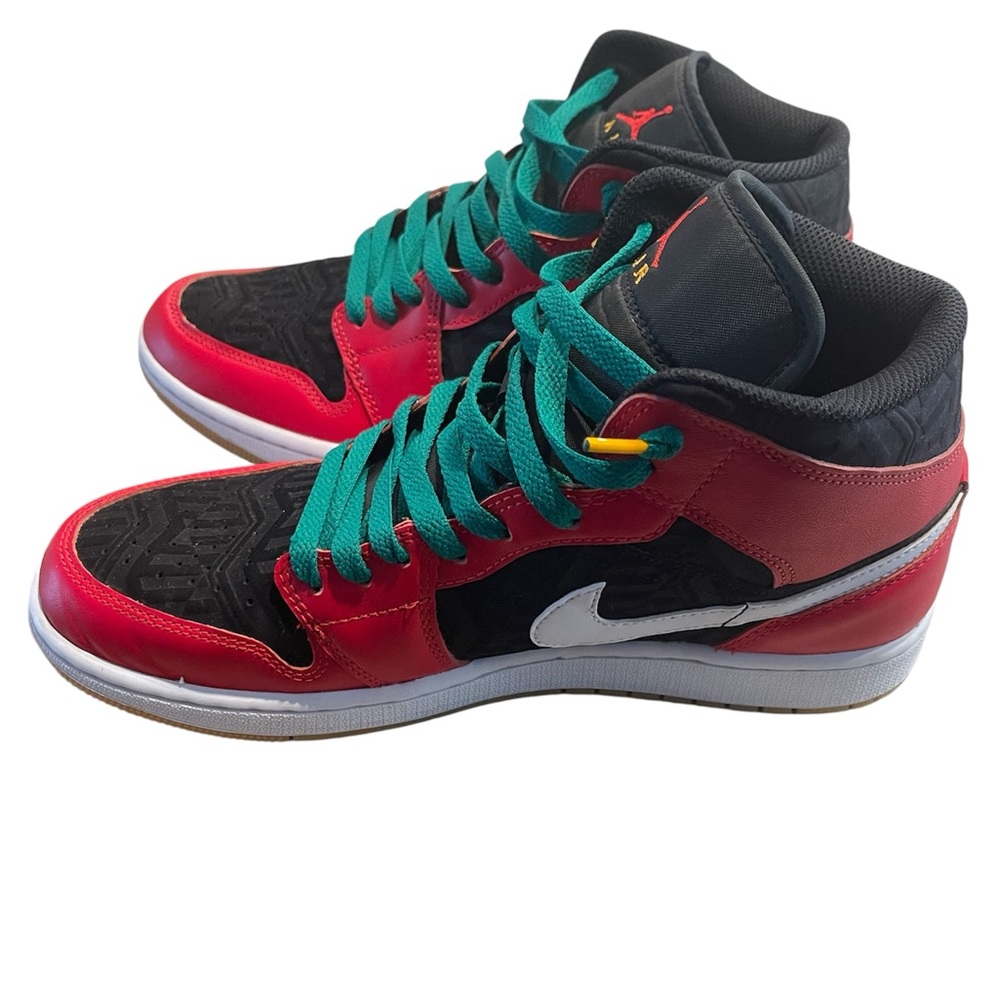 Jordan 1 Mid SE in Black, Red, White, and Malachite - Picture 9 of 15